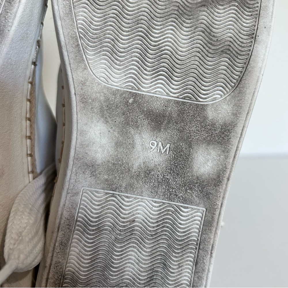 Kate Spade White Leather Scalloped Sneakers size 9 - Picture 3 of 6